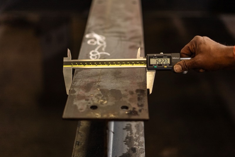 Ein Präzisionsmessschieber auf einem Metallwerkstück
